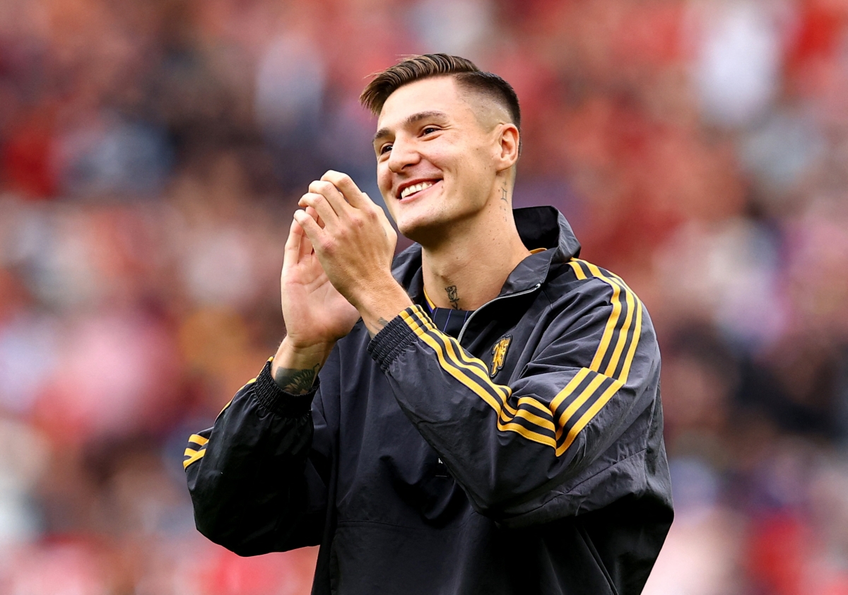 Sesko vẫy tay chào các khán giả trên sân Old Trafford. 