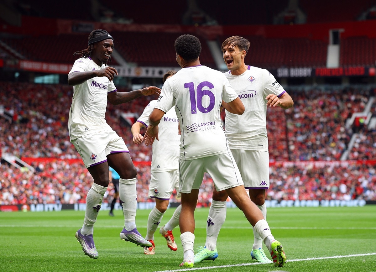 Phút thứ 9, hệ thống phòng ngự của MU đã chơi quá tệ trong tình huống Fiorentina tổ chức đá phạt góc. Simon Sohm thực hiện cú dứt điểm cận thành dễ dàng, giúp đội bóng Italia vượt lên. 