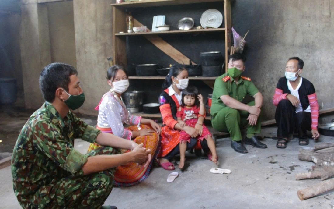 Lực lượng chức năng tuyên truyền vận động nhân dân cảnh giác với tội phạm mua bán người ở Sơn la. Ảnh: Báo Sơn La