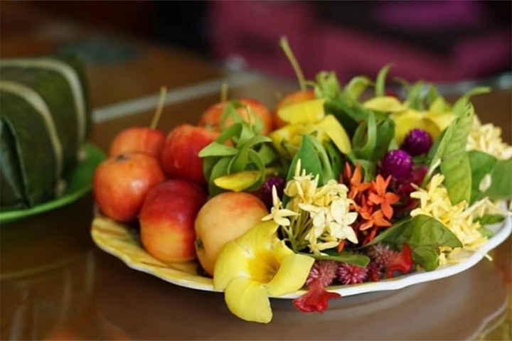 Mâm cúng mồng Một của một gia đình.