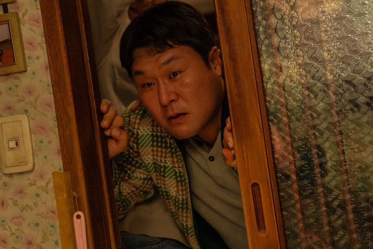 Yoon Kyung-ho đang dần khẳng định chỗ đứng riêng bằng lối diễn xuất tiết chế, tinh tế nhưng đầy sức nặng cảm xúc. (Ảnh: CGV)