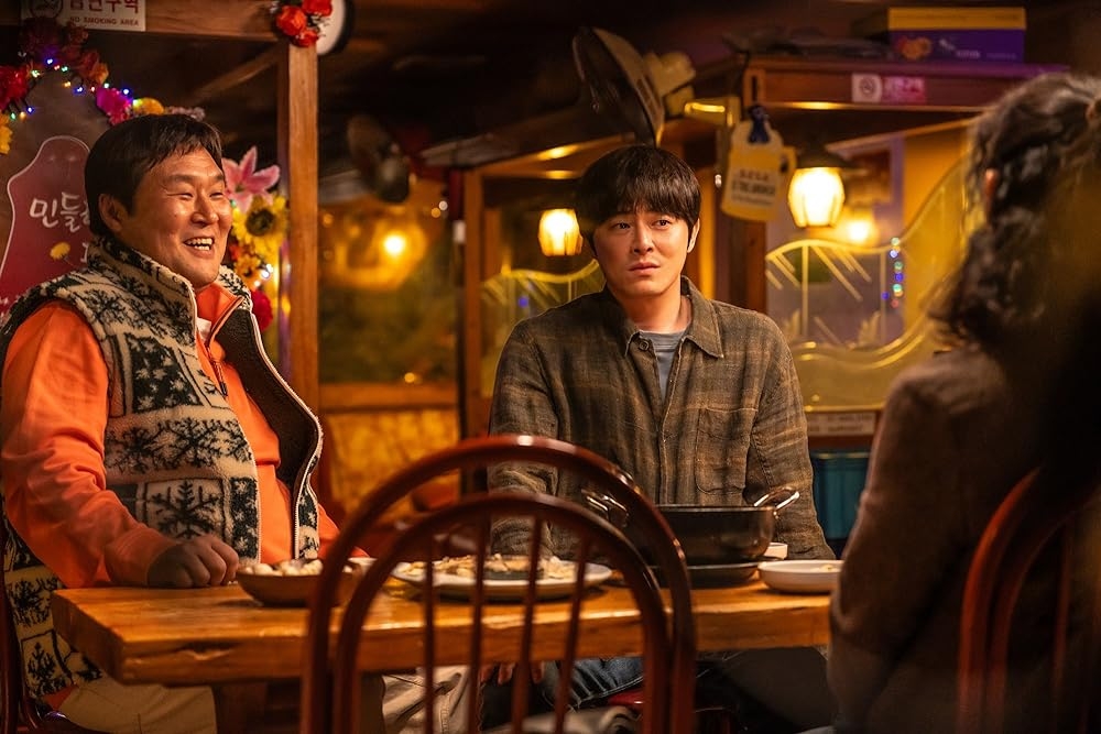 Yoon Kyung-ho luôn tìm cách tạo sự khác biệt giữa những gương mặt nổi bật. (Ảnh: CGV)