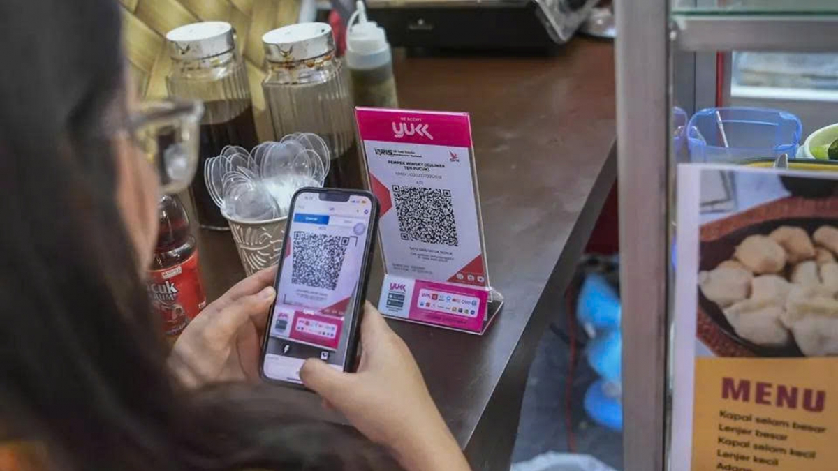 Khách hàng sử dụng điện thoại di động quét mã QR thanh toán tại một nhà hàng ở Jakarta (Antara)