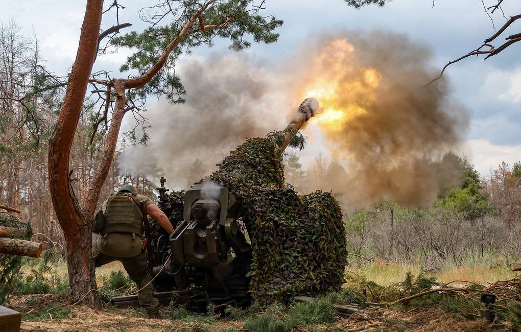 Binh sỹ Nga nã pháo vào cứ điểm của Ukraine. Ảnh: TASS