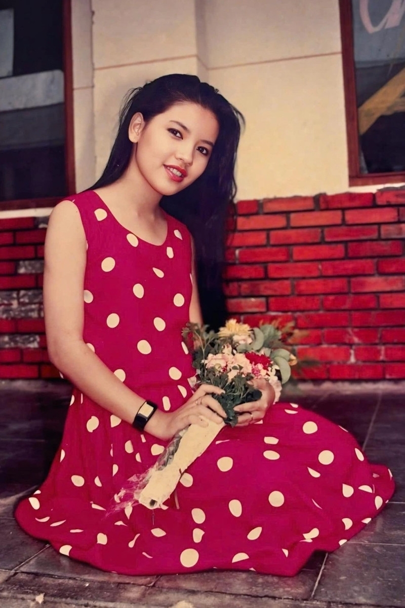 NSƯT Ngọc Trinh khoe loạt ảnh khi học năm thứ hai trường Nghệ thuật Sân khấu II. Nữ diễn viên được khen xinh đẹp không thay đổi từ tuổi 19 đến hiện tại.