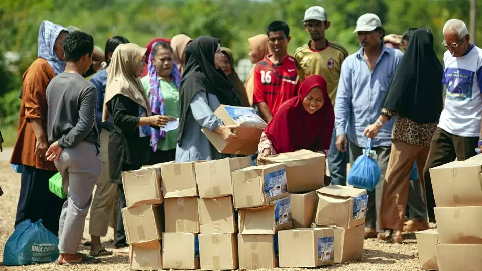 Người dân đảo Riau nhận hỗ trợ xã hội từ chính phủ Indonesia hôm 19/7/2025 - Ảnh: Antara
