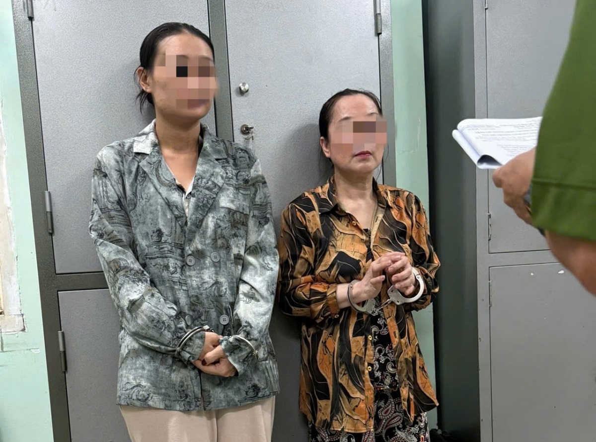 Nguyễn Thị Bích Trâm (trái) và Lâm Thị Phước (phải) tại cơ quan công an. Ảnh: CALĐ