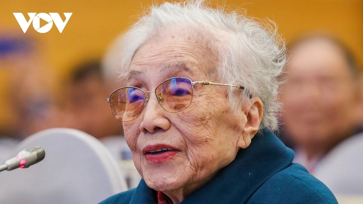 Bà Nguyễn Thị Bình được trao tặng danh hiệu Anh hùng Lao động. (Ảnh: Phong Sơn)