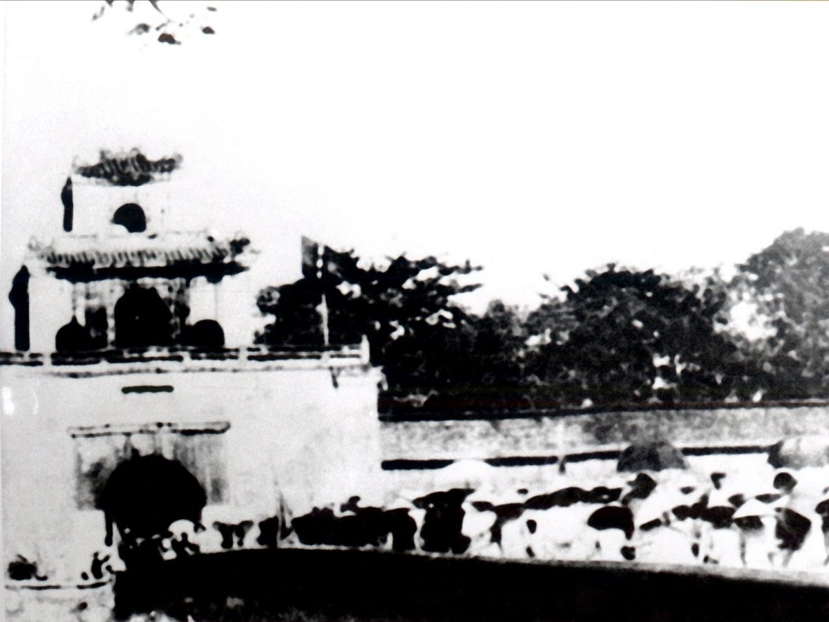 Nhân dân Thừa Thiên Huế (cũ) tham gia giành chính quyền và kéo vào cửa Thượng Tứ, ngày 23/8/1945 (Ảnh tư liệu)