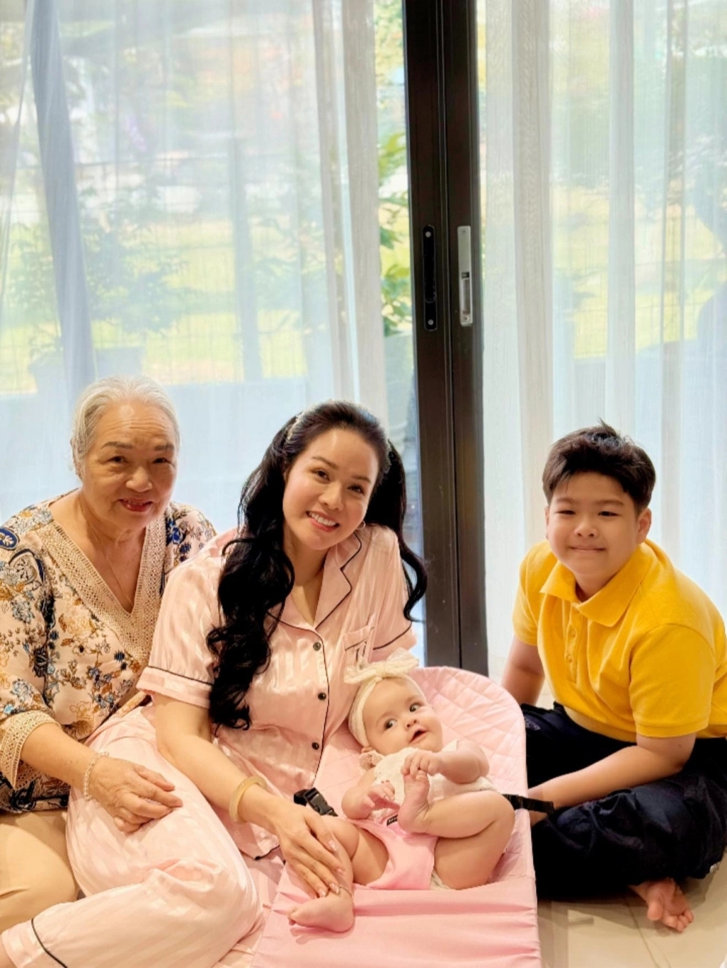 Diễn viên Nhật Kim Anh cho biết cô rất vui mỗi lần nhìn con trai Cu Tin cưng nựng, quấn quýt em gái Julia khi hai anh em gặp nhau.