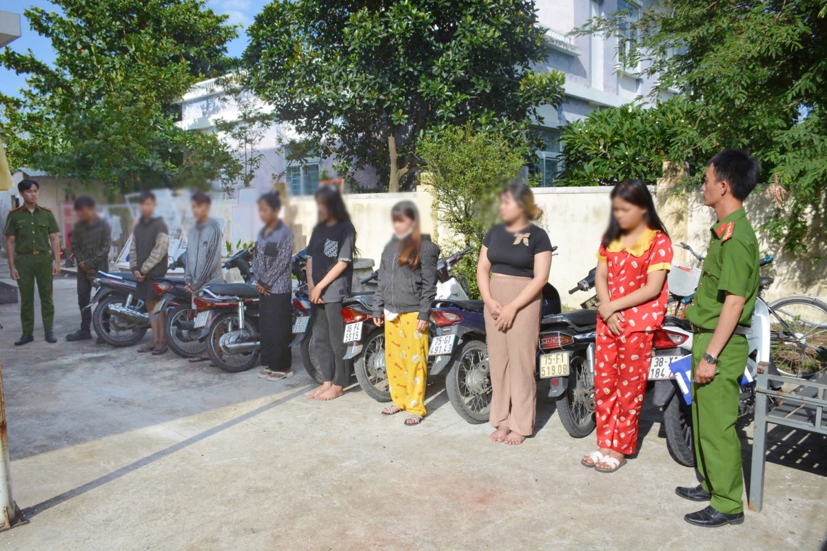 Nhóm đối tượng bị bắt giữ cùng tang vật trong vụ án.