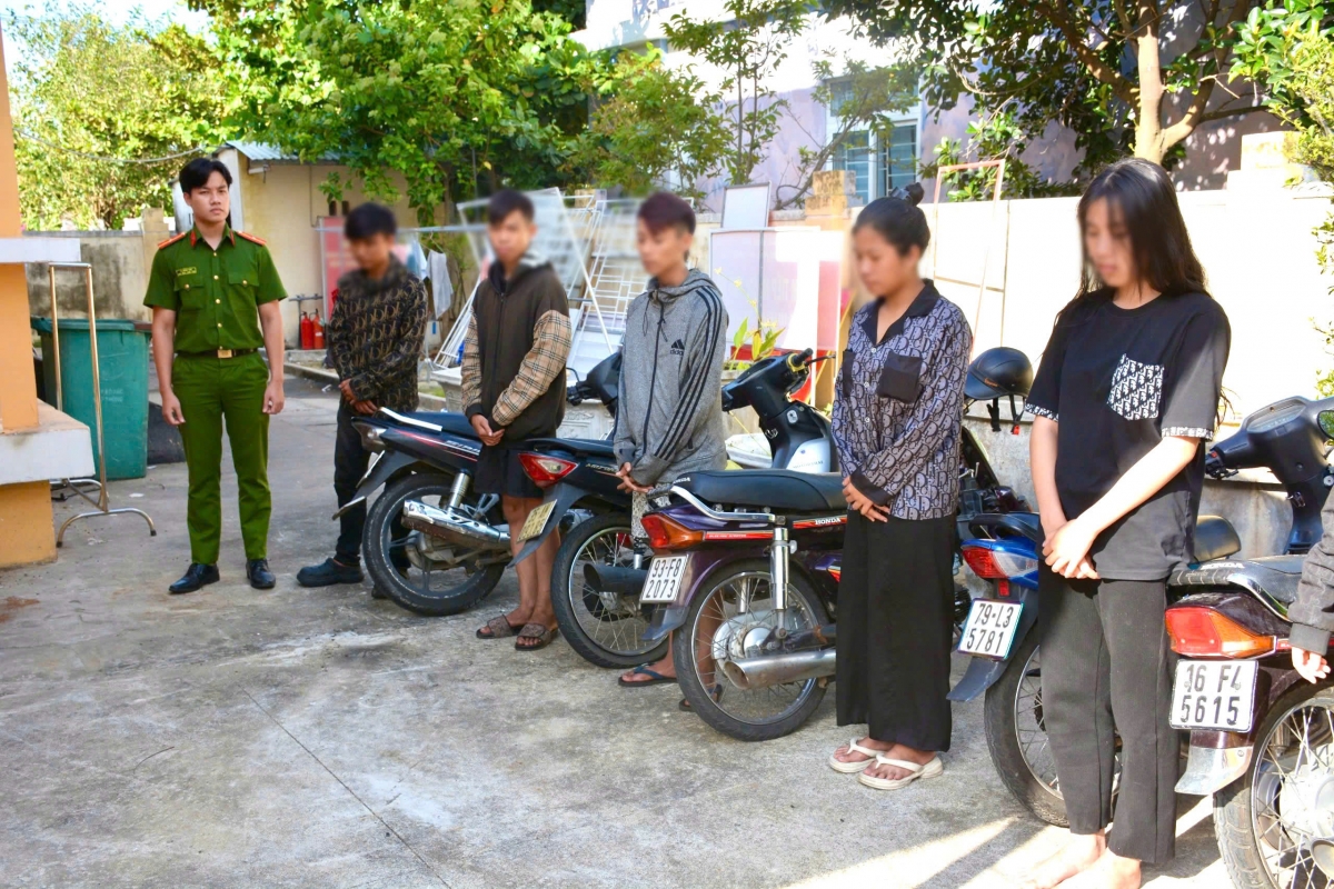 Nhóm đối tượng bị bắt giữ cùng tang vật trong vụ án.