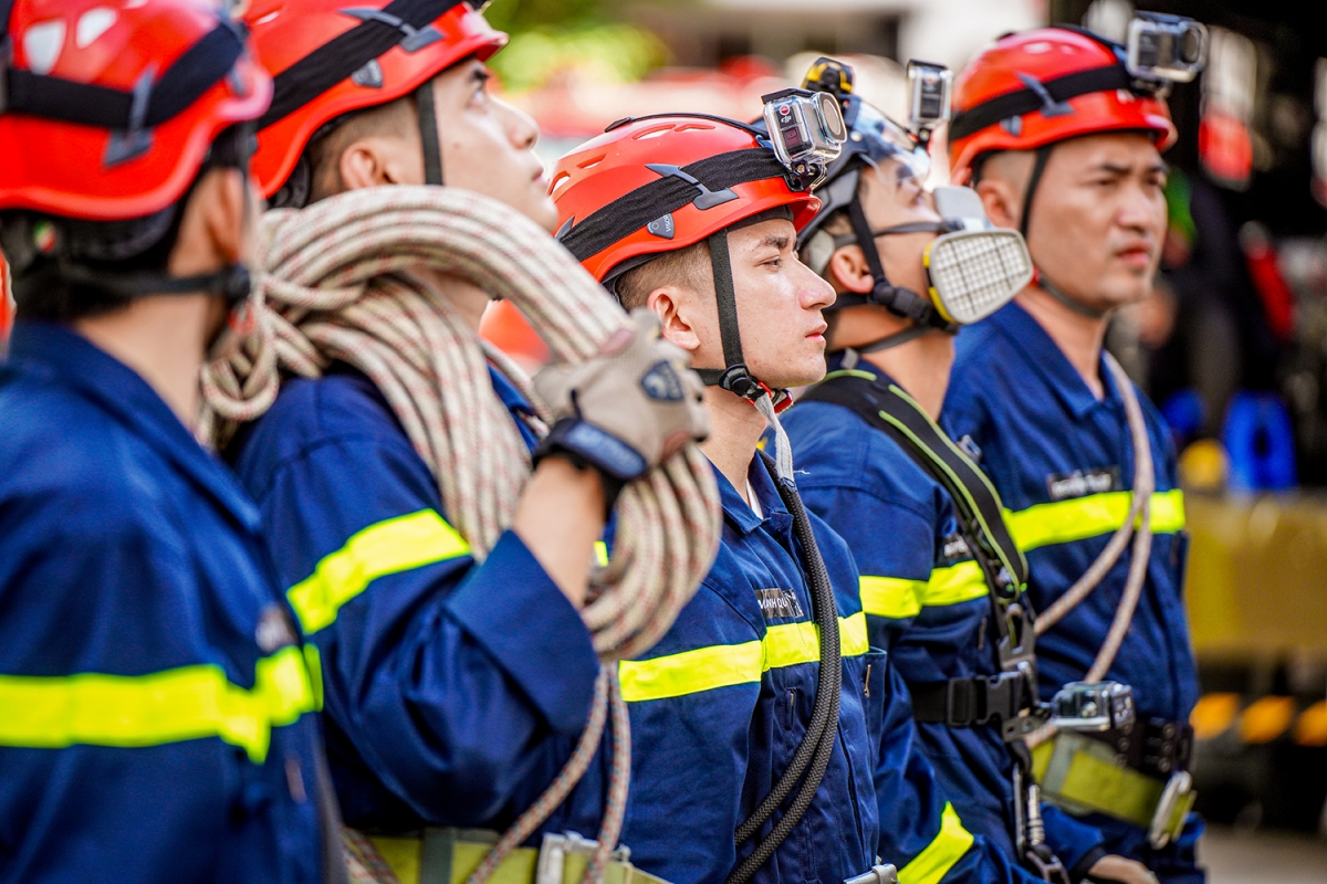 Phan Mạnh Quỳnh cùng các nghệ sĩ trong vai chiến sĩ lực lượng Cảnh sát PCCC &amp; CNCH.