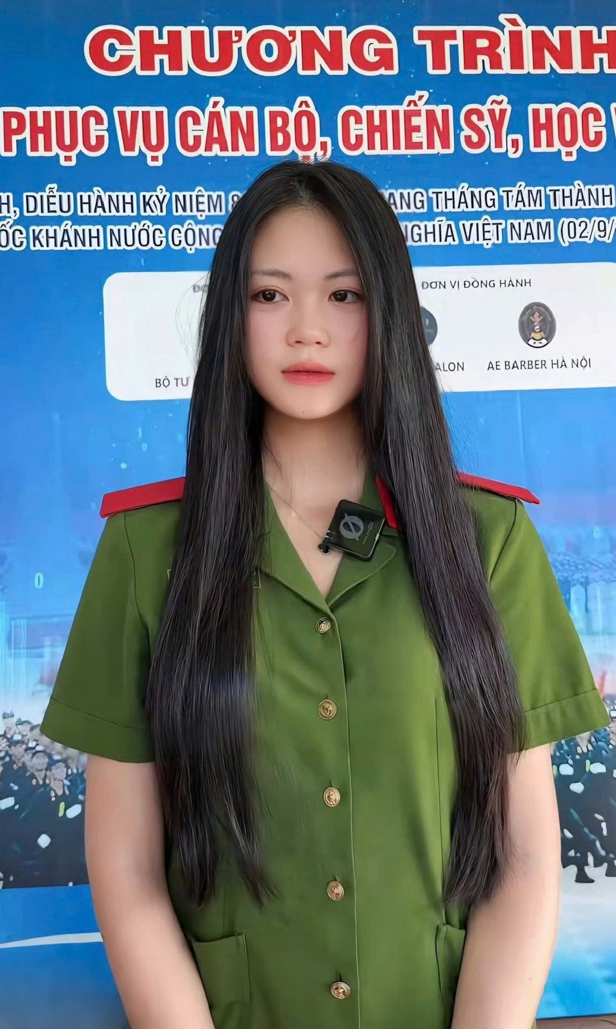 Hình ảnh nữ chiến sĩ tham gia hiến tóc gây sốt mạng xã hội