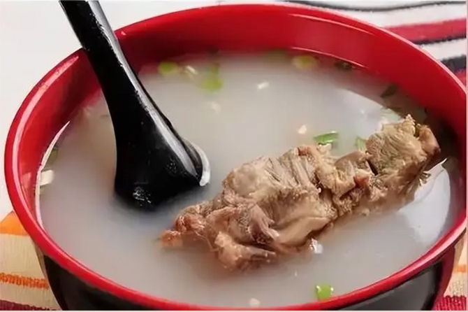 Nước hầm xương chứa nhiều chất béo hơn là canxi. (Ảnh: Sohu)