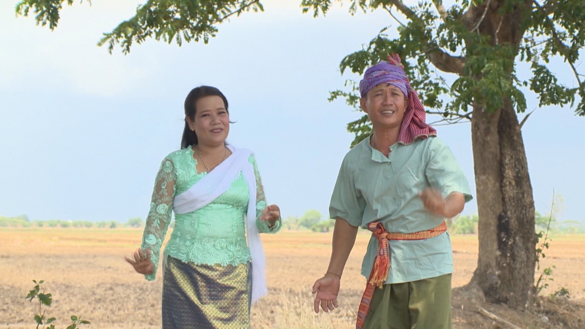 Ông Mai Chanh Thol hát A Day với bạn diễn