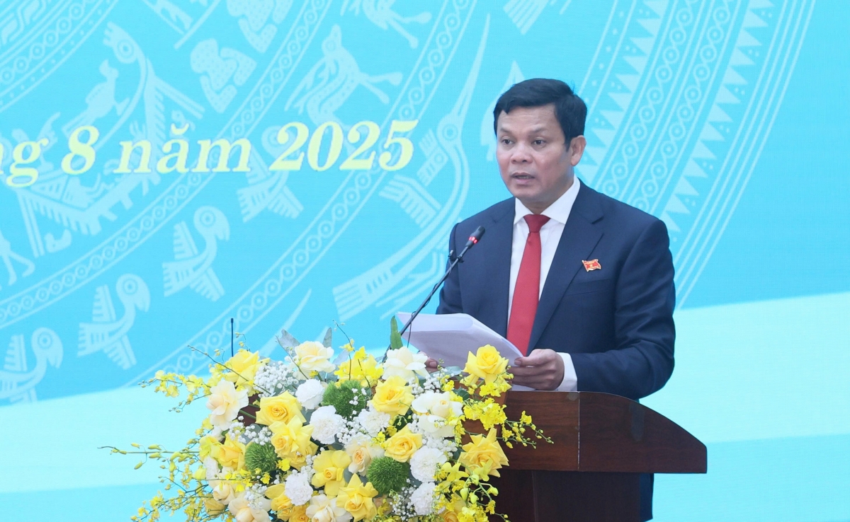 Ông Nguyễn Đức Tuy, Phó Bí thư Tỉnh ủy, Chủ tịch HĐND tỉnh Quảng Ngãi
phát biểu tại kỳ họp