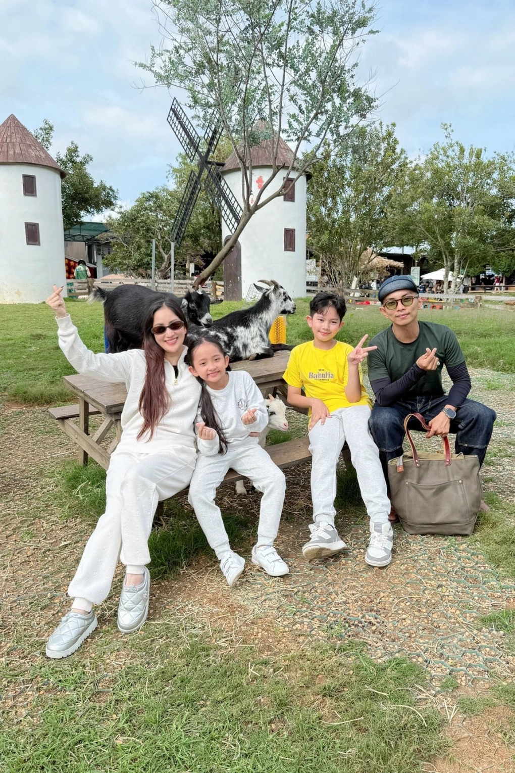 Vợ chồng Khánh Thi - Phan Hiển tranh thủ đưa các con đi du lịch gần một tuần tại Phan Thiết - Đà Lạt trước khi bắt đầu năm học mới.