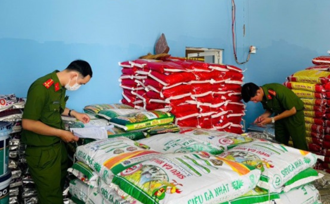 Lực lượng công an làm việc tại cơ sở kinh doanh vi phạm. (Ảnh: CACC)