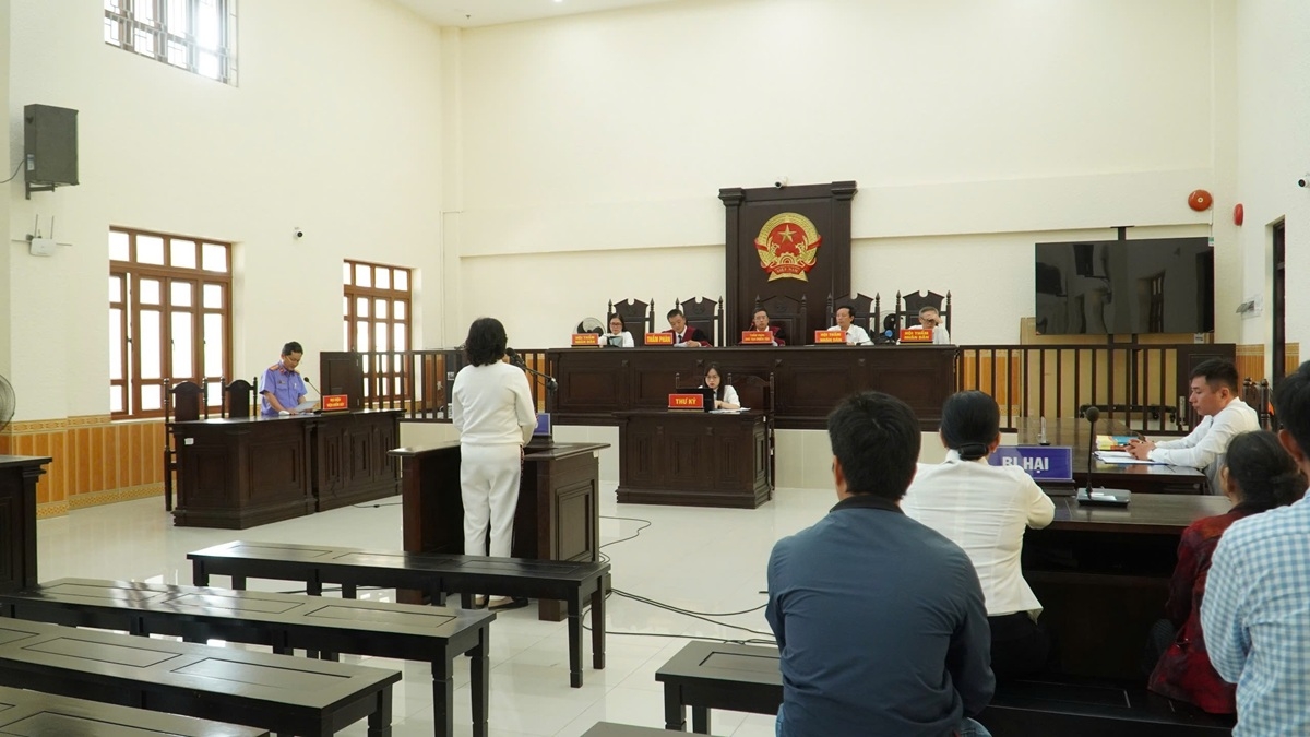 Phiên tòa xét xử vụ án lừa đảo chiếm đoạt tài sản đối với bị cáo Nguyễn Thị Hận. Ảnh: Đ.P 