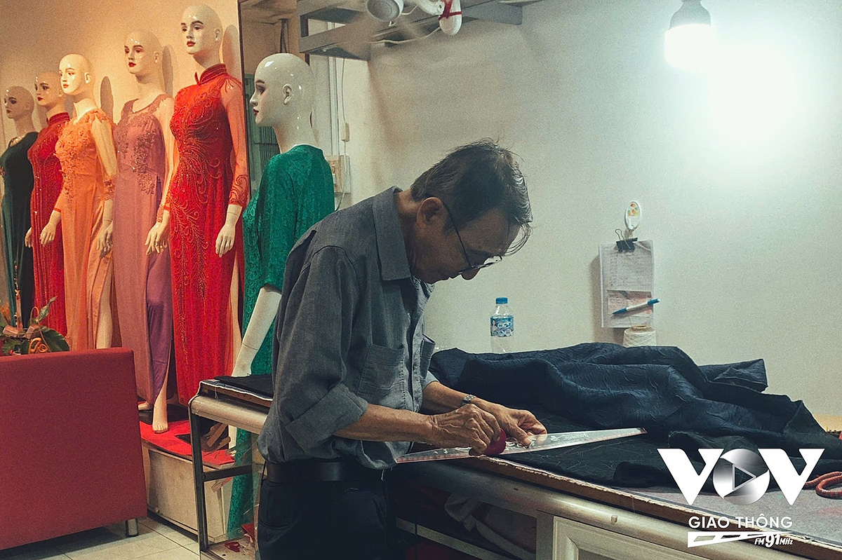 Ông Trần Văn Toàn đến với nghề may từ năm ông mới 16 tuổi.