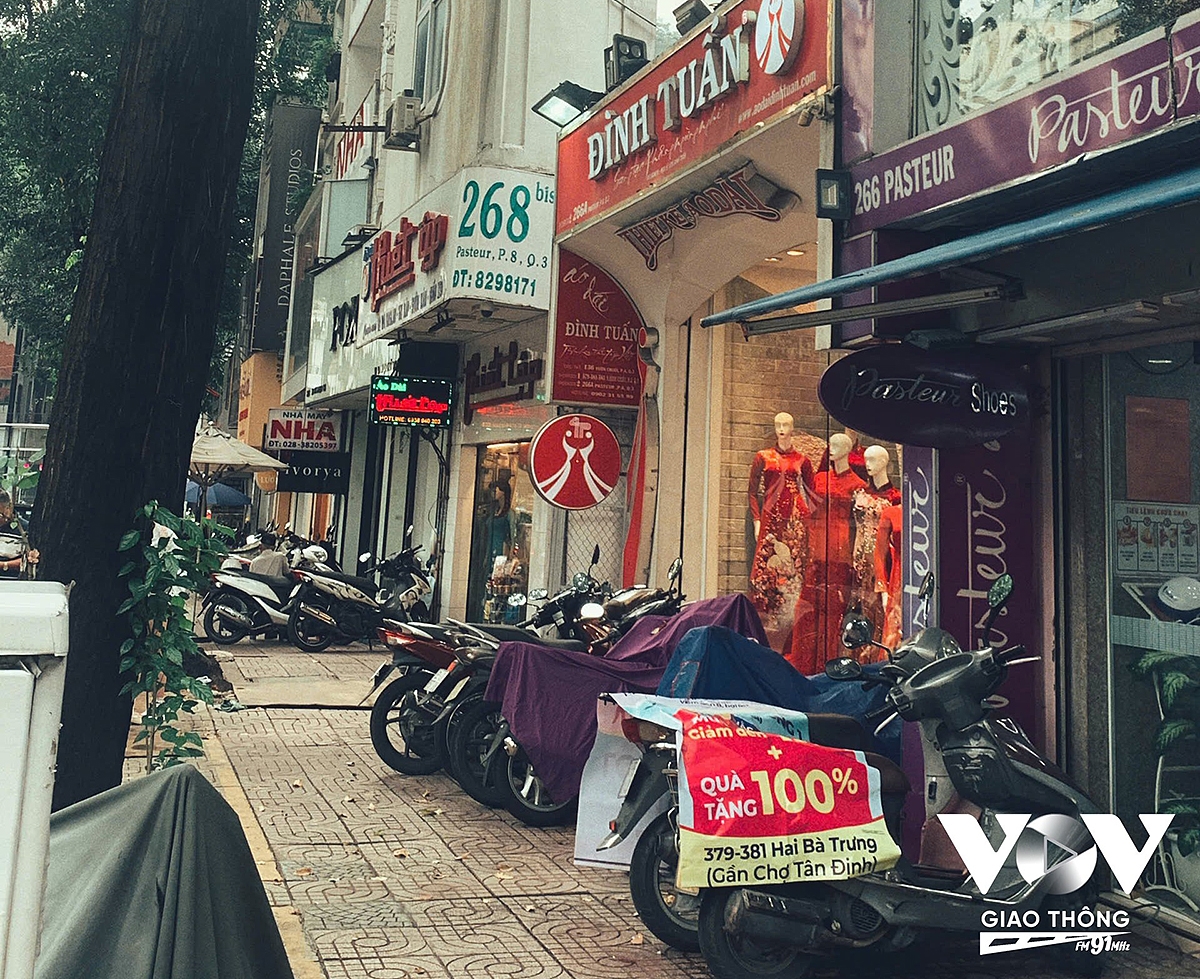 Theo thời gian, với nhiều thăng trầm đổi khác, phố áo dài Pasteur vẫn kiên trì sống cùng nhịp đập hiện đại của Sài Gòn.