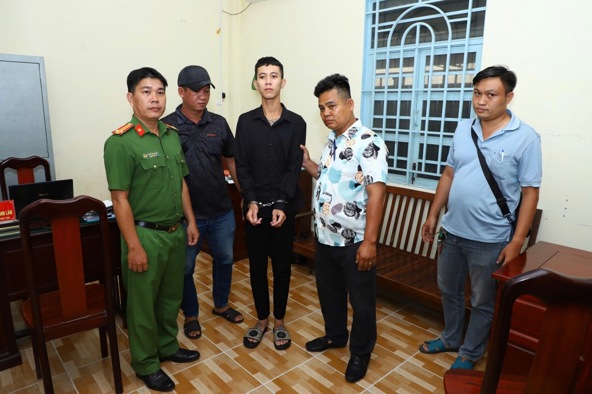 Phòng Cảnh sát hình sự và Công an xã Phú Tâm, thành phố Cần Thơ bàn giao đối tượng Thạch Dương cho Công an Thành phố Hồ Chí Minh