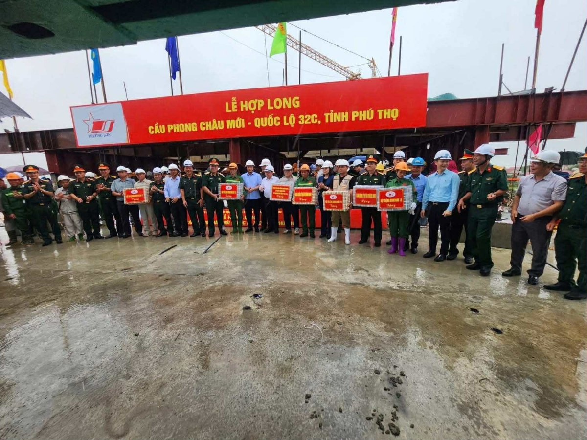 Tặng quà cho các cán bộ, kỹ sư, công nhân thi công cầu Phong Châu.