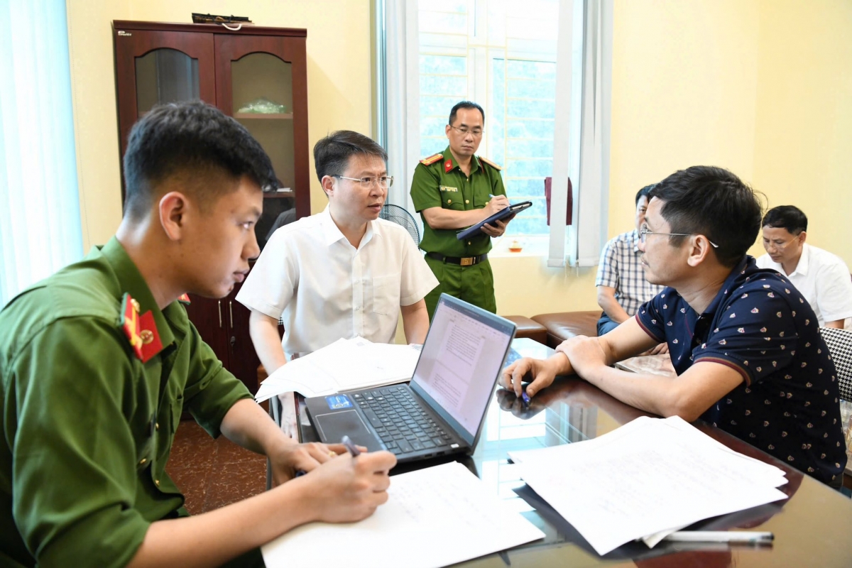 Thiếu tướng Nguyễn Minh Tuấn, Giám đốc Công an tỉnh Phú Thọ trực tiếp lấy lời khai đối tượng liên quan để làm rõ hành vi sản xuất, buôn bán thuốc giả. Ảnh: CA Phú Thọ