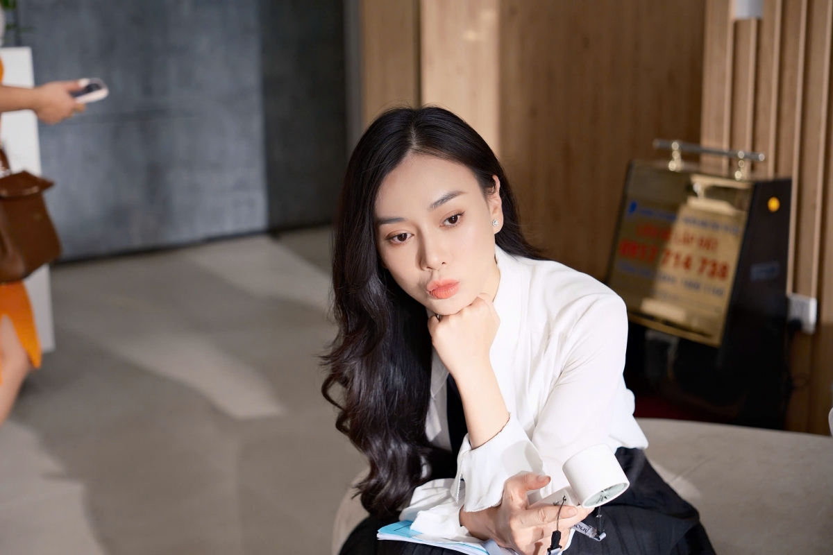 Phương Oanh ở hậu trường phim "Gió ngang khoảng trời xanh". Ảnh: NVCC