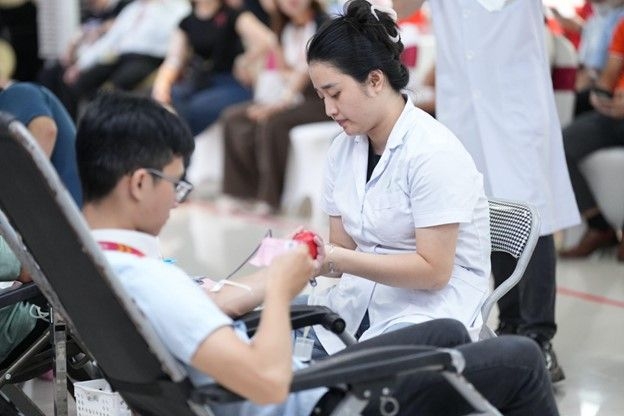 Đội ngũ bác sĩ, nhân viên y tế bệnh viện Việt Đức đồng hành cùng Giọt thương 2025 để đảm bảo an toàn và hiệu quả cho từng đơn vị máu