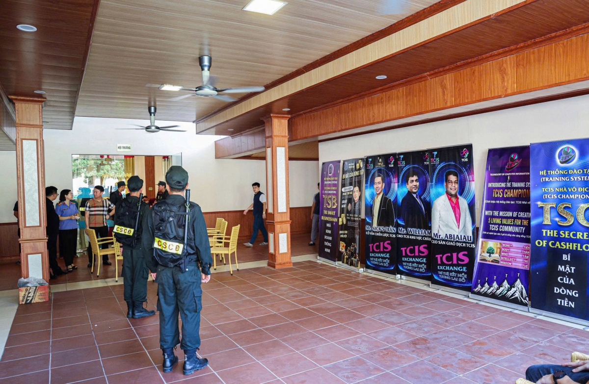 Cơ quan Công an tiến hành khám xét tại hội thảo. Ảnh: CA