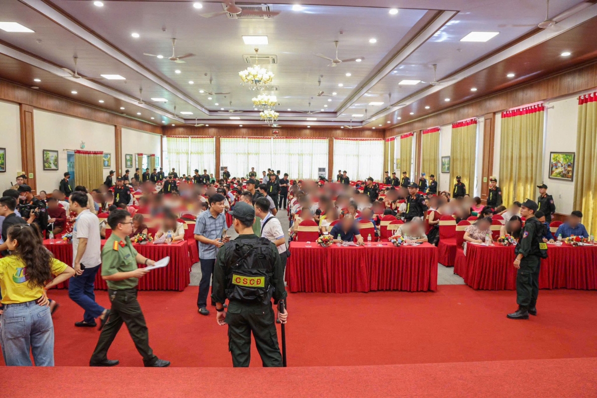 Công an kiểm tra đột xuất tại hội thảo hàng trăm người. Ảnh: CA