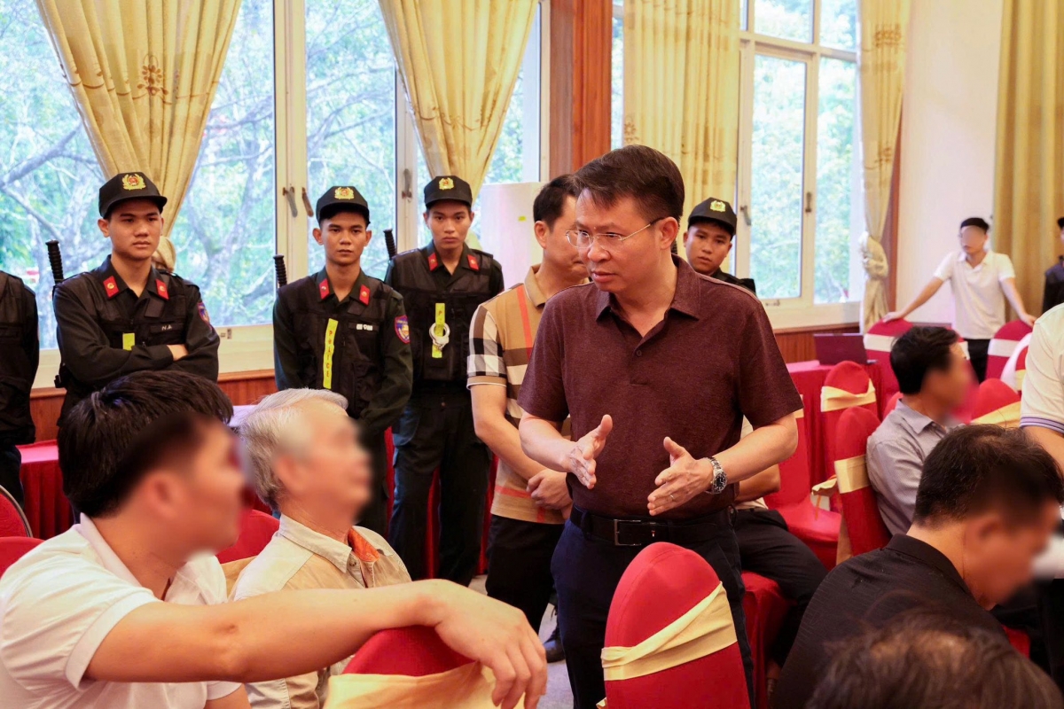 Thiếu tướng Nguyễn Minh Tuấn, Giám đốc Công an tỉnh trực tiếp chỉ đạo vụ bắt giữ, lấy lời khai đối tượng cầm đầu Nguyễn Chánh Đáng trong ổ nhóm tội phạm. Ảnh: CAPT.