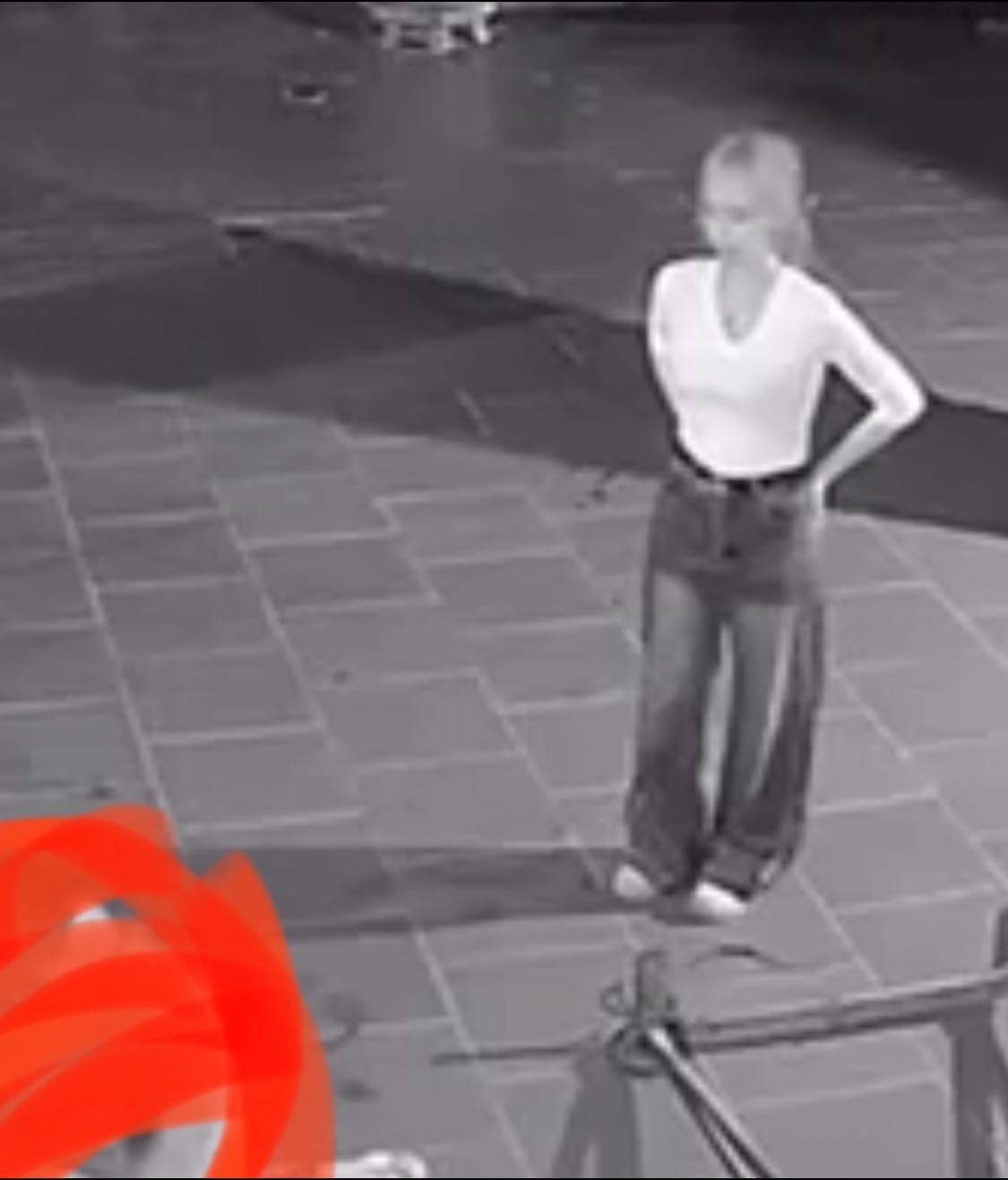 Sau khi đâm chồng, người vợ còn thản nhiên đứng nhìn.