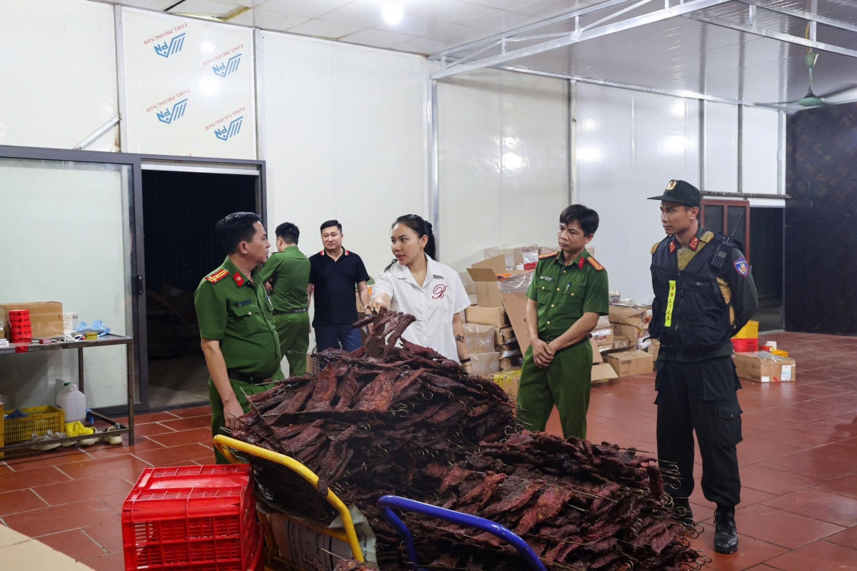 Thịt không rõ nguồn gốc sau đó được chế biến thành thịt trâu gác bếp đặc sản.