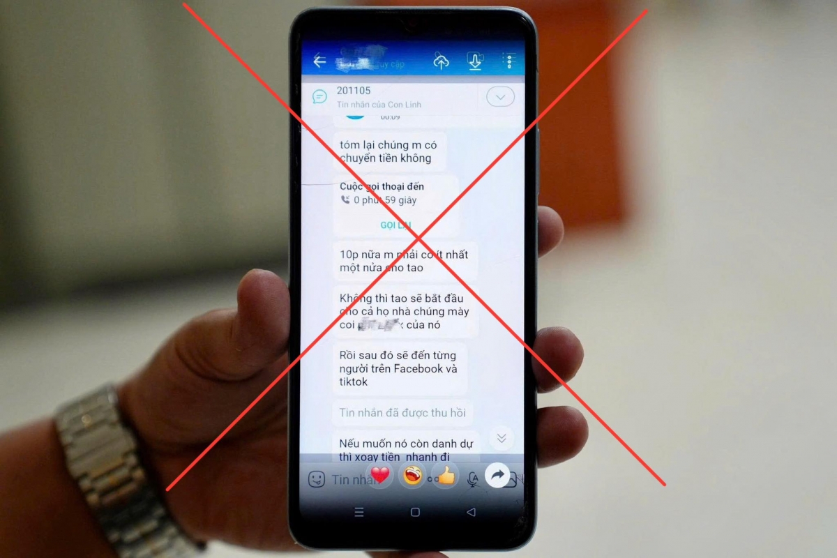 Những dòng tin nhắn các đối tượng đe dọa gia đình nạn nhân. Ảnh CAPT.