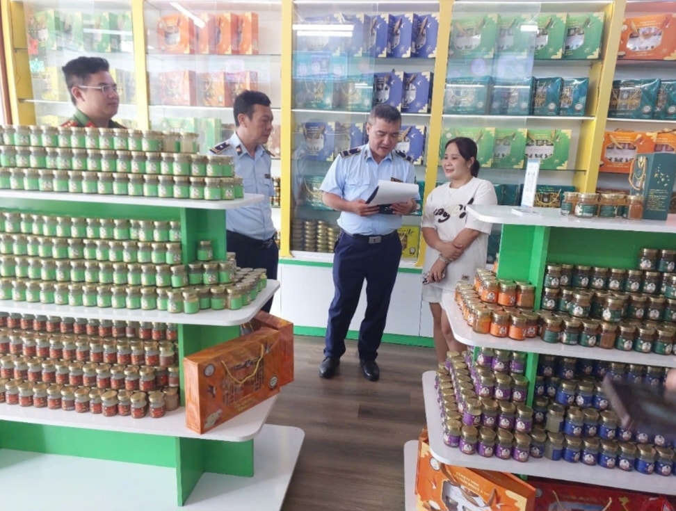 Lực lượng chức năng kiểm tra hoạt động sản xuất - kinh doanh của Công ty TNHH Yến sào Tuấn Dương &amp; TKT (tháng 6/2025). Ảnh: CCQLTT Phú Thọ.