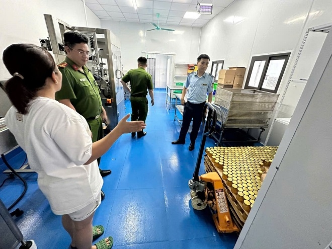 Lực lượng chức năng kiểm tra đột xuất hoạt động của Công ty TNHH Yến sào Tuấn Dương &amp; TKT. Ảnh: CCQLTT Phú Thọ.