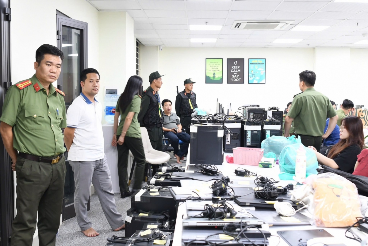 Đồng thời, kêu gọi các đối tượng liên quan ra trình diện Cơ quan An ninh điều tra để được hưởng sự khoan hồng của pháp luật.Công an tỉnh Phú Thọ khuyến cáo người dân cần cảnh giác trước các lời mời gọi đầu tư tiền ảo, kinh doanh đa cấp, tránh sập bẫy các đường dây lừa đảo tinh vi. Ảnh: CAPT.