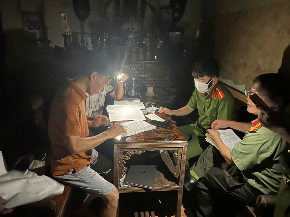 Công an xã Liên Châu làm việc với chủ cơ sở sản xuất có dấu hiệu vi phạm. Ảnh CAPT.