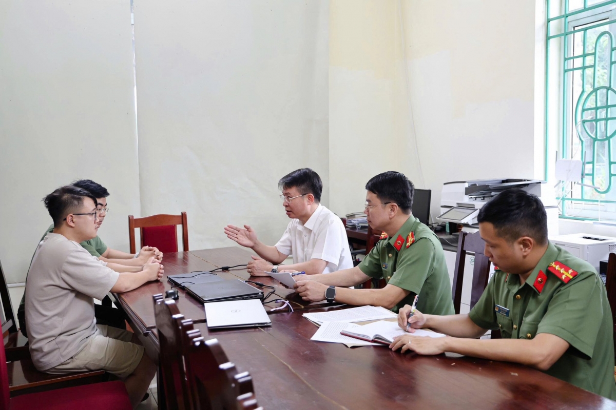 Dưới sự chỉ đạo quyết liệt của Thiếu tướng Nguyễn Minh Tuấn, Giám đốc Công an tỉnh, ngày 15/7/2025, Phòng An ninh kinh tế, Phòng An ninh điều tra Công an tỉnh Phú Thọ phối hợp với các Cục nghiệp vụ Bộ Công an và các Phòng nghiệp vụ Công an tỉnh đồng loạt phá án tại nhiều địa điểm trên địa bàn tỉnh Phú Thọ, Hà Nội và TP. Hồ Chí Minh. Ảnh: CAPT.