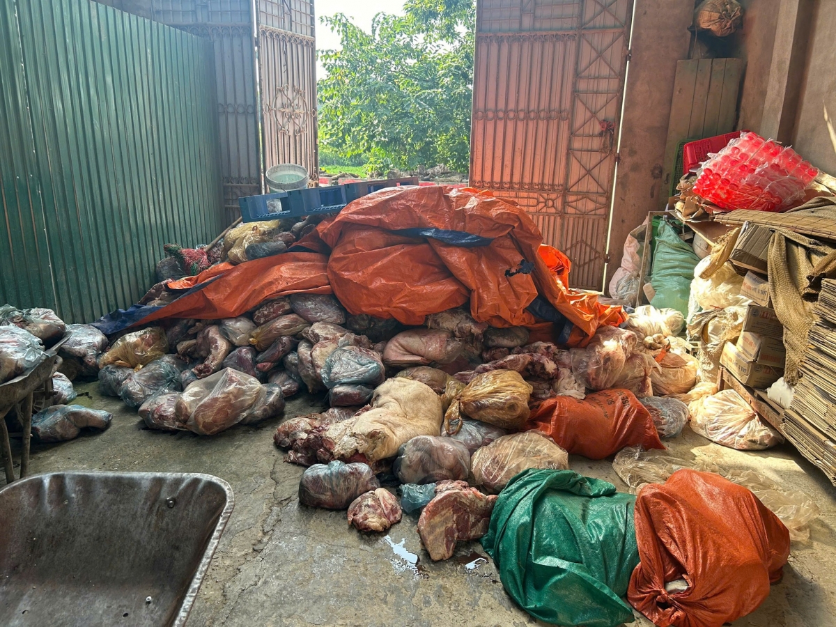 Công an xã Liên Châu thu giữ hàng tấn thịt lợn bốc mùi, chủ cơ sở khai định làm lạp xưởng. Ảnh CAPT.