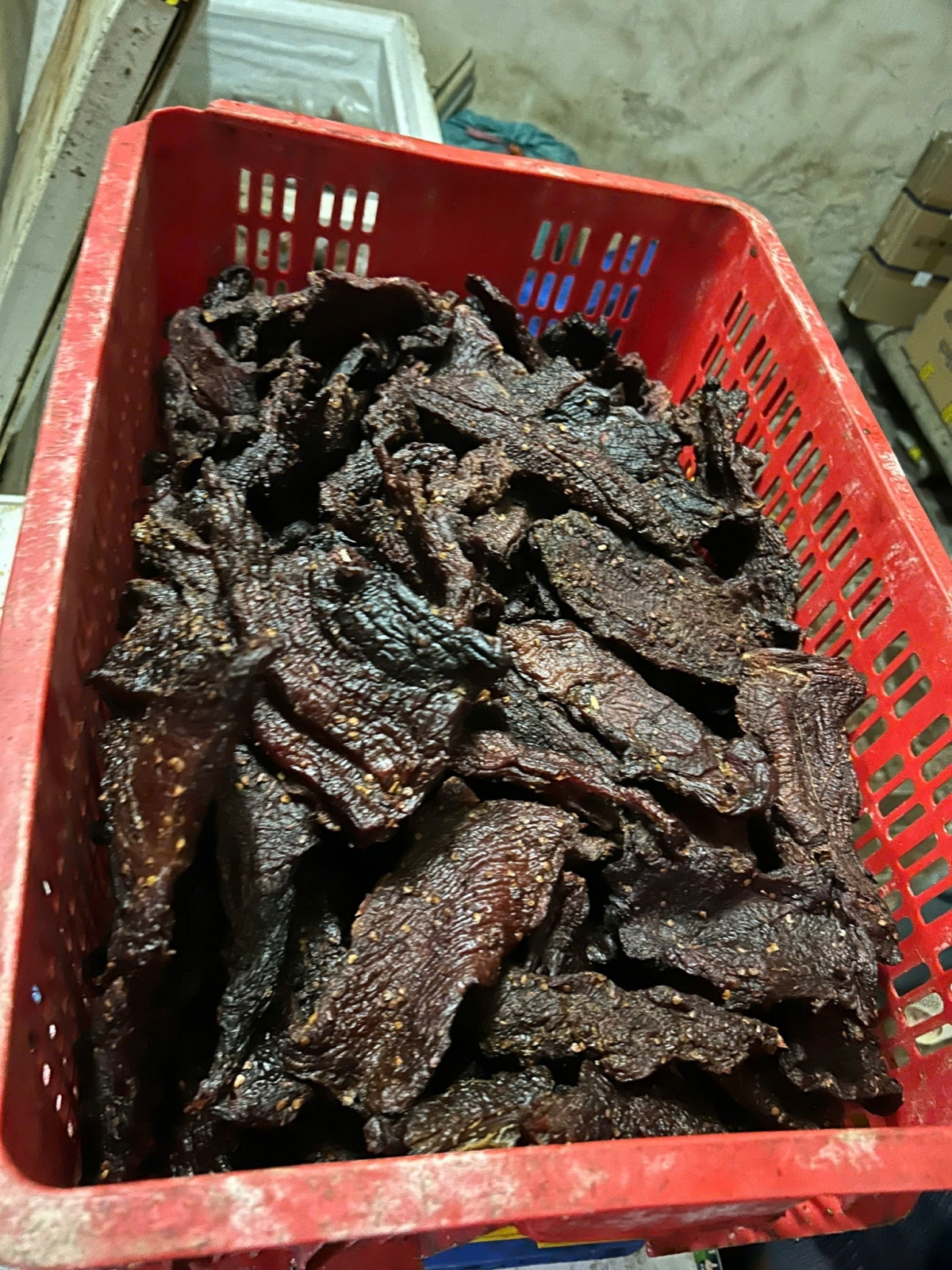 Thịt sấy khô thu giữ tại cơ sở chế biến. Ảnh CAPT.