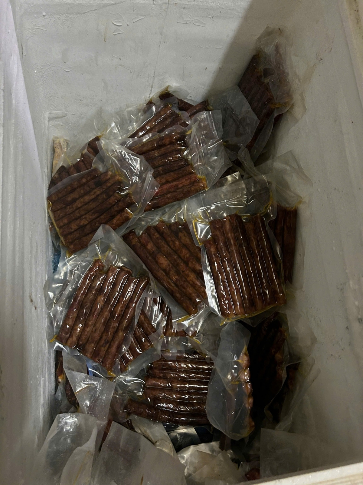 Số lạp xưởng thu giữ tại cơ sở sản xuất ở xã Liên Châu. Ảnh CAPT.