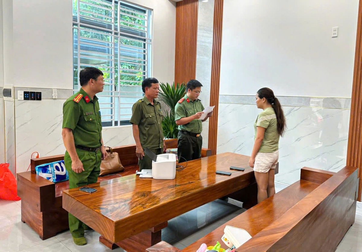 Người đầu tư sẽ đổi cho những người đang lưu giữ đồng tiền mã hóa PAYN có nhu cầu trên sàn giao dịch FMCPAY.com thành đồng tiền mã hóa USDT, từ đó có thể đổi thành USD hoặc VNĐ. Ảnh: CAPT.