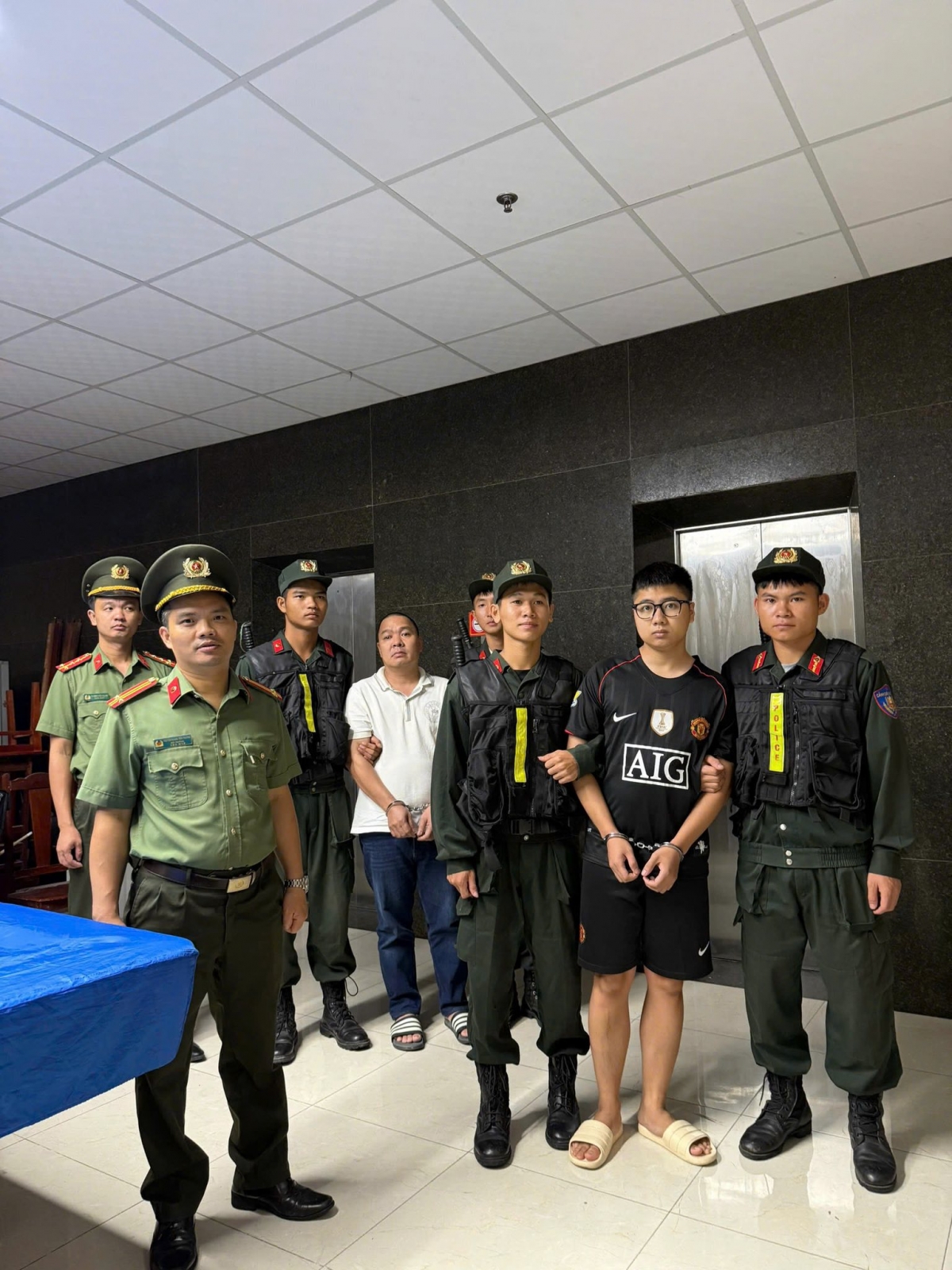 Lực lượng chức năng khám xét địa điểm, bắt giữ đối tượng tổ chức lừa đảo tiền ảo tại Hà Nội. Hiện, Ban chuyên án đang tiếp tục thu thập các tài liệu chứng cứ phục vụ quá trình mở rộng điều tra, truy tìm các đối tượng có liên quan xử lý nghiêm theo quy định của pháp luật và triệt để thu hồi tài sản cho các bị hại trên cả nước. Ảnh: CAPT.