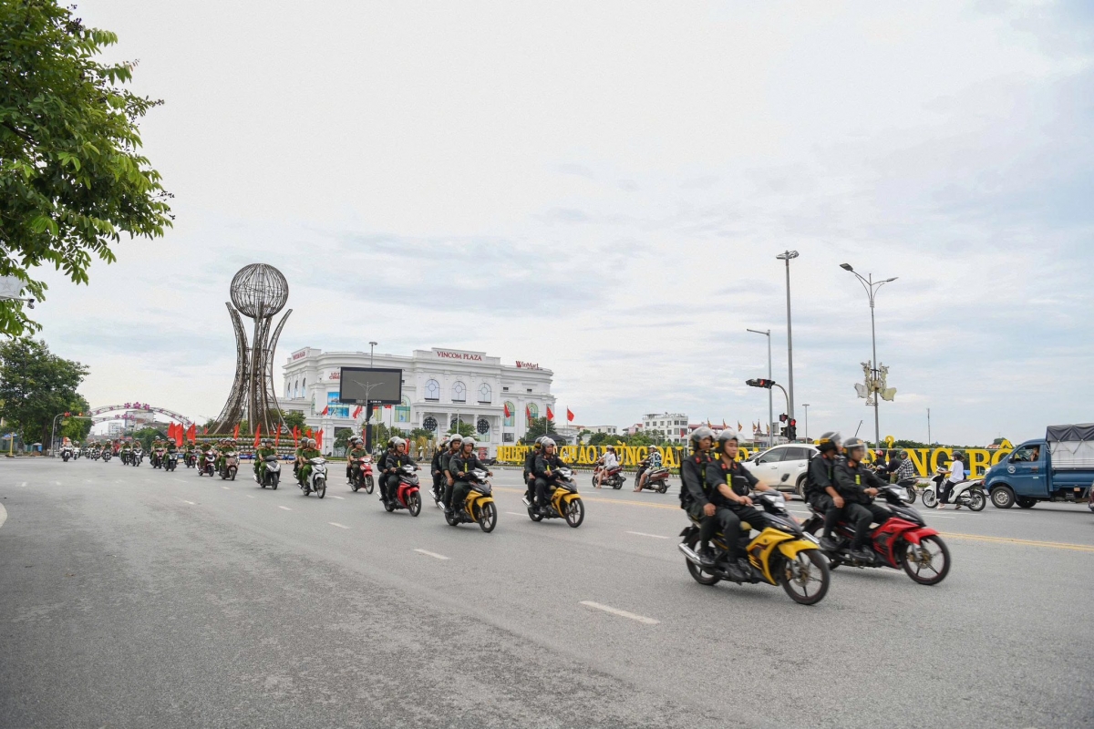 Với khí thế quyết liệt, khẩn trương, lực lượng công an thể hiện tinh thần chủ động tấn công các loại tội phạm và vi phạm pháp luật, vì cuộc sống bình yên và hạnh phúc của Nhân dân. Ảnh CAPT.