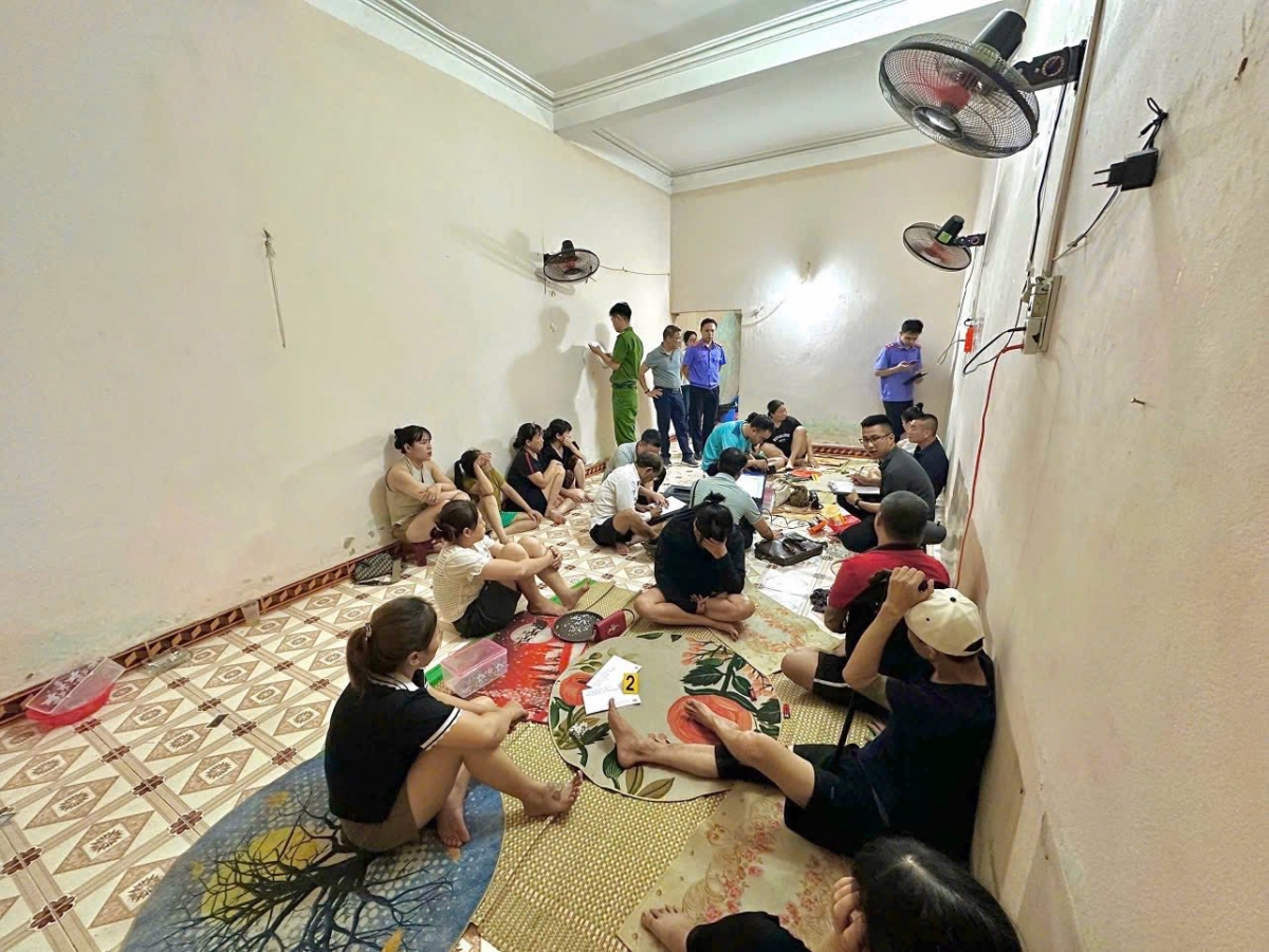 Các đối tượng tham gia đánh bạc tại số nhà 83, đường Trần Hưng Đạo, phường Hòa Bình. Ảnh CAPT.