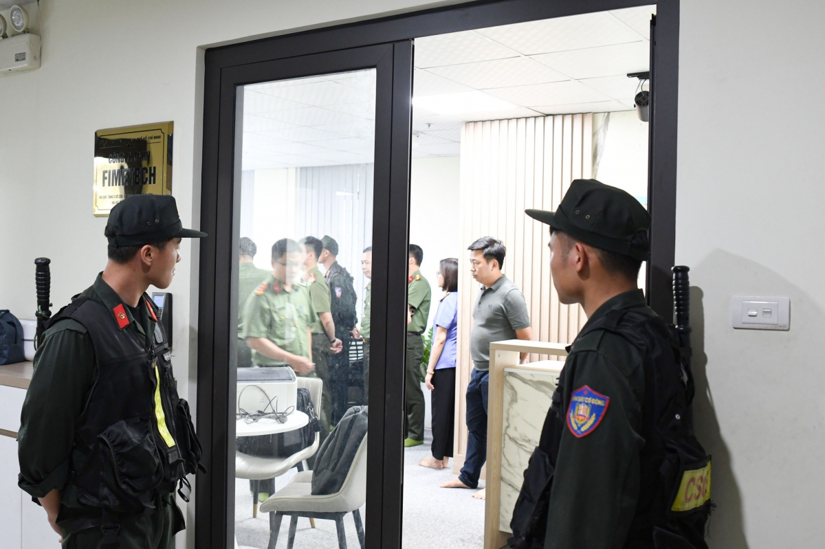 Công an tỉnh Phú Thọ vừa triệt phá nhóm tội phạm có tổ chức xuyên quốc gia sử dụng mạng máy tính, mạng viễn thông để chiếm đoạt tài sản, kinh doanh theo phương thức đa cấp trái phép, hoạt động dưới hình thức <a href="https://plo.vn/cong-an-triet-pha-nhom-toi-pham-xuyen-quoc-gia-lua-dao-tien-ao-quy-mo-hang-ti-usd-post864944.html" target="_blank">mua bán đồng tiền ảo</a> có tên gọi PaynetCoin (PAYN), huy động hàng tỷ USD Mỹ từ người dân trong và ngoài nước. Ảnh: CAPT.